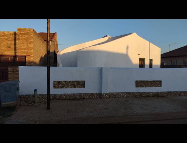 2 BEDROOM FREEHOLD FOR SALE IN KAGISO